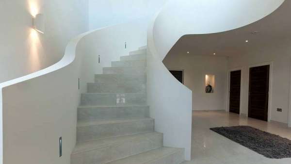 Мраморные лестницы в интерьере: разнообразие материалов и дизайна