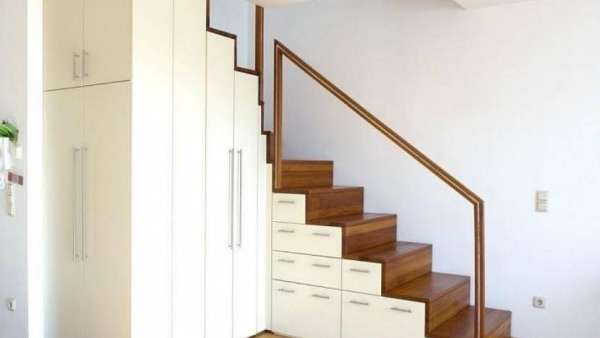 Встроенные шкафы под лестницей: виды, фасады, сочетание со стилями