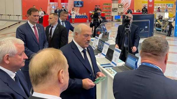 Лукашенко заменили Apple на белорусскую ЭВМ