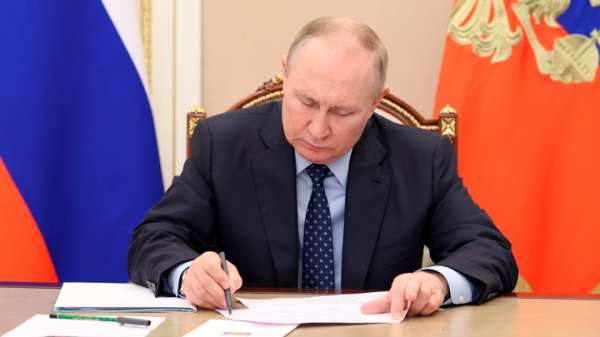 Путин обсудил с Совбезом развитие радиоэлектронной промышленности