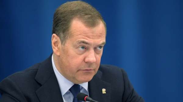 Медведев поддержал антизападное пиратство